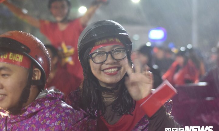 Hàng vạn người hâm mộ Huế đội mưa thâu đêm mừng tuyển Việt Nam vô địch AFF Cup