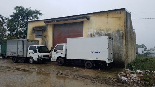 Bảo vệ bị nhiều thùng mì tôm trong kho hàng đè chết