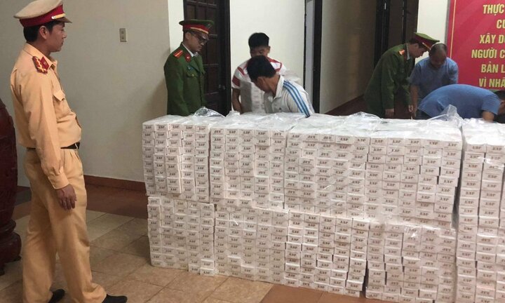 Xe container chất 15.000 bao thuốc lá lậu chở vào miền Nam tiêu thụ