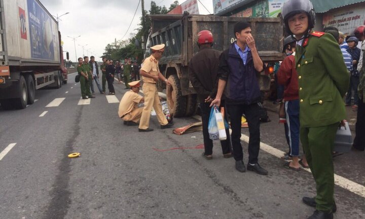 Tài xế xe tải lùi không quan sát, cán chết người phụ nữ đi xe máy