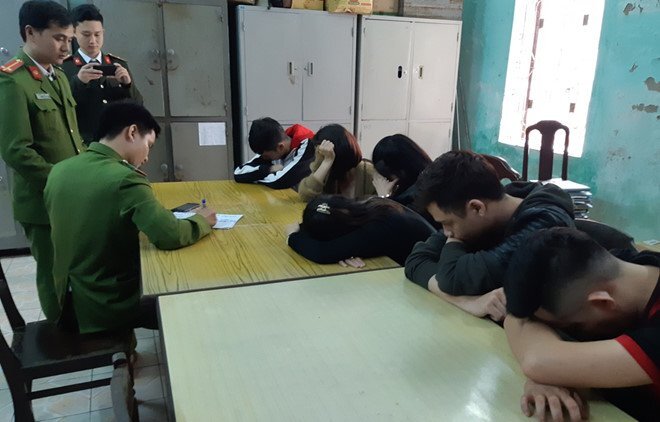 13 'nam thanh nữ tú' tụ tập tại quán cắt tóc ở TP Huế dùng ma túy