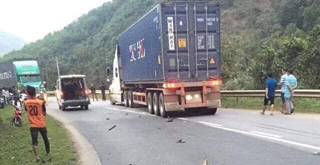 Xe máy chở 3 người tông container, 2 người chết tại chỗ