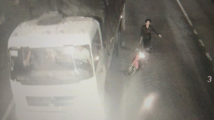 Nhóm côn đồ cầm dao doạ chém tài xế xe tải trong hầm BOT ở Huế