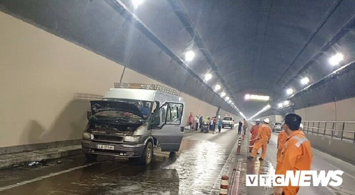 Chở người chết đi an táng, xe tang bốc cháy ngùn ngụt trong hầm Hải Vân