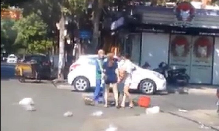 Đánh tới tấp nữ lao công vì bị nhắc nhở vứt rác bừa bãi, chủ shop quần áo phân trần