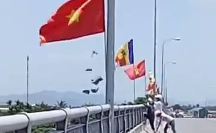 Truy tìm nhóm người rải lượng lớn vàng mã xuống sông Hương