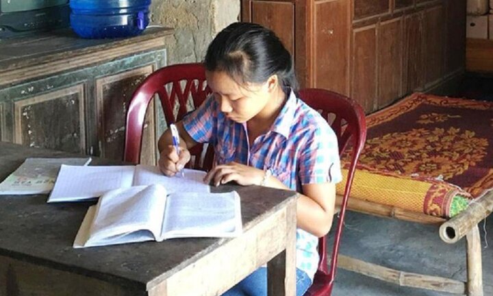 Nữ sinh quỳ gối khóc nức nở xin thi lại môn Văn ở Quảng Bình: 'Sẽ tạo điều kiện để thí sinh theo học'