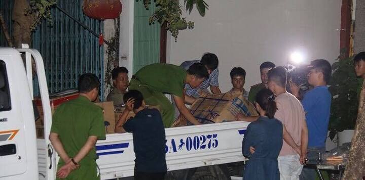 Công an xuyên đêm khám xét trụ sở của 'ông trùm' vận tải ở Huế, thu giữ một xe tải tài liệu