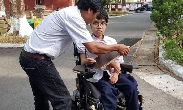 Thí sinh 12 năm 'ngồi trên lưng cha' đi học đạt 10 điểm tiếng Anh THPT Quốc gia 2019