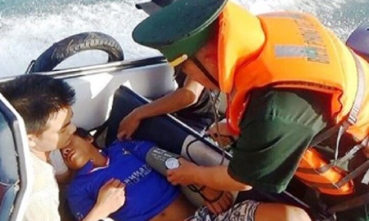 Bộ đội Biên phòng Quảng Bình cứu sống 7 ngư dân gặp nạn trên biển