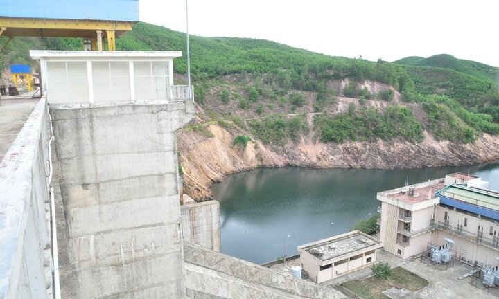 Hồ chứa xấp xỉ mực nước chết, hàng loạt thủy điện ở Huế sắp ngừng hoạt động