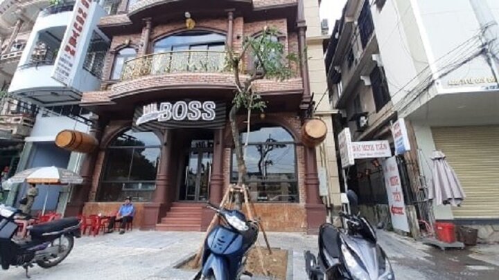 Sau 1 tuần bị chuyển đi bất thường, cây sưa trước cửa nhà hàng đại gia xứ Huế được trồng lại chỗ cũ