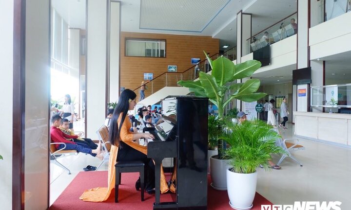 Thanh âm giúp bệnh nhân xua tan mệt mỏi của cô gái Nhật xinh đẹp