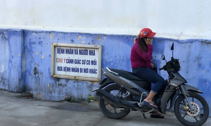 'Cò mồi' túc trực lôi khách của bệnh viện đến phòng khám tư ở Huế
