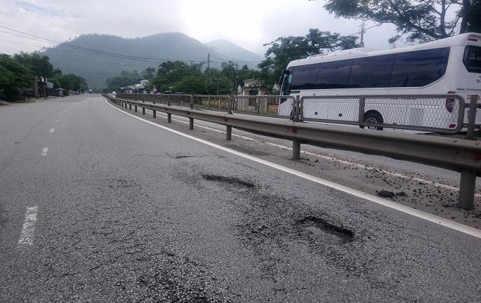 Quốc lộ nghìn tỷ đồng ở Huế hỏng tan tác: Khắc phục thế nào?