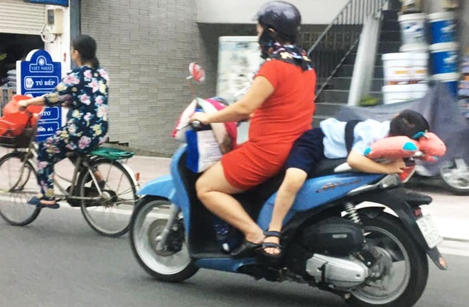 Xót xa hình ảnh học sinh ăn ngủ trên xe máy, cổng trường để kịp giờ học thêm