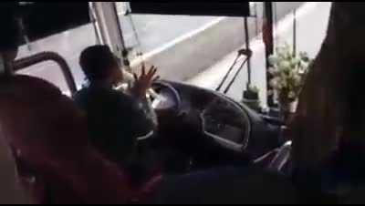 Clip sốc: Tài xế xe Phương Trang vừa lái xe vừa cuốn bánh tráng ăn