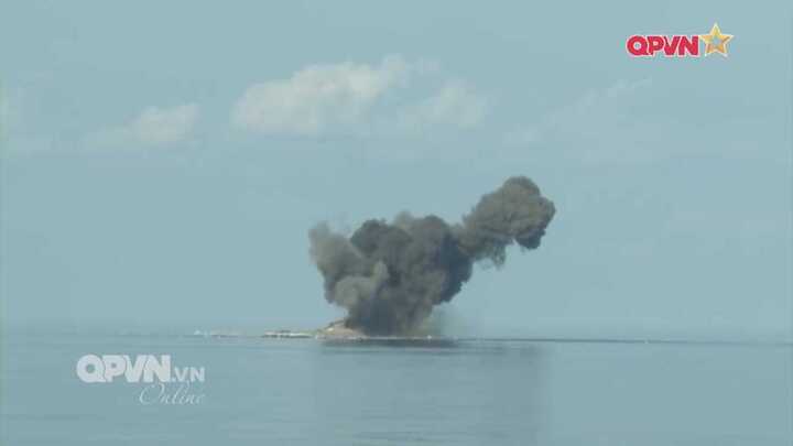 Video: Xem Su-30MK2 của Việt Nam ném bom diệt mục tiêu trên biển