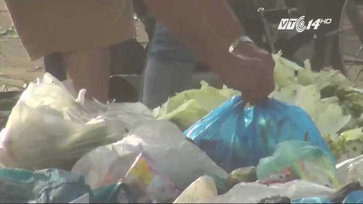 Kinh hoàng rau nhặt từ bãi rác bán tại chợ dành cho công nhân