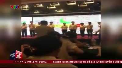 Hiệu quả công việc kém, nhân viên ngân hàng bị đánh đòn bằng gậy gỗ