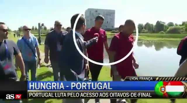Tức giận giật mic phóng viên ném xuống sông, Ronaldo bị yêu cầu xin lỗi