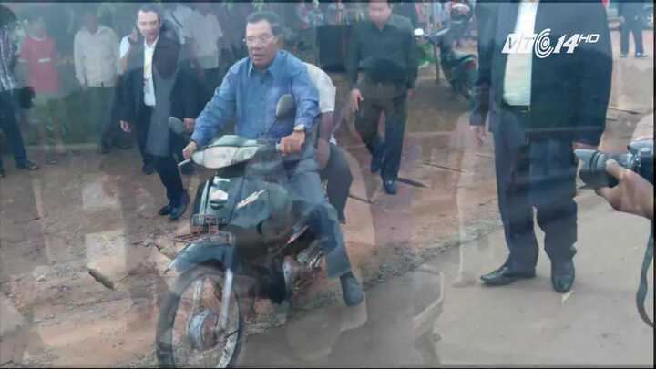 Không đội mũ bảo hiểm, Thủ tướng Campuchia bị CSGT phạt 80.000 đồng
