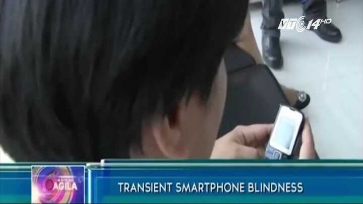 Dùng điện thoại trong bóng tối có nguy cơ mù tạm thời