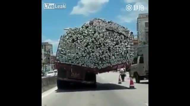Hoảng hồn clip xe tải chất đồ 'cao như núi' đi bon bon trên phố