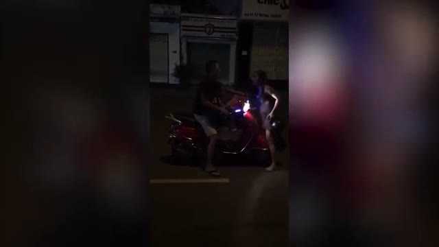 Vợ dùng mũ bảo hiểm 'phang' chồng túi bụi giữa đường, mặc con khóc thét