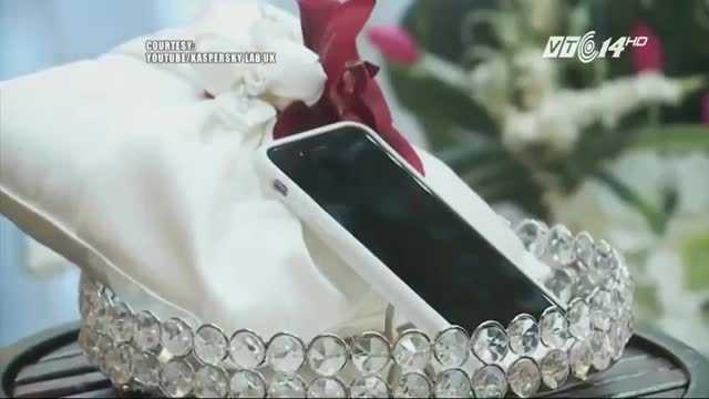 Sợ cô đơn, người đàn ông cưới... điện thoại làm vợ