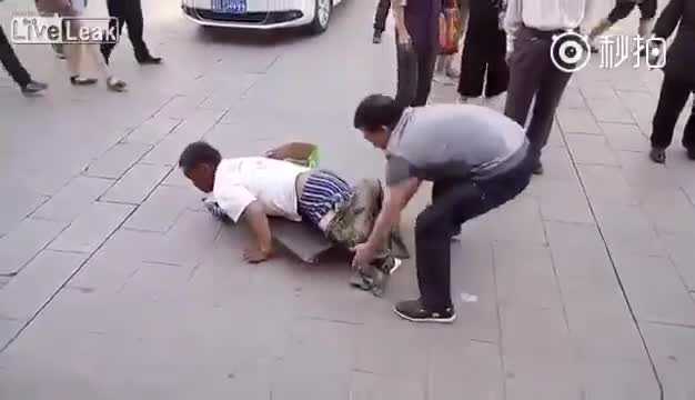 Giả vờ bại liệt xin ăn trên phố, bị vạch mặt giữa 'bàn dân thiên hạ'