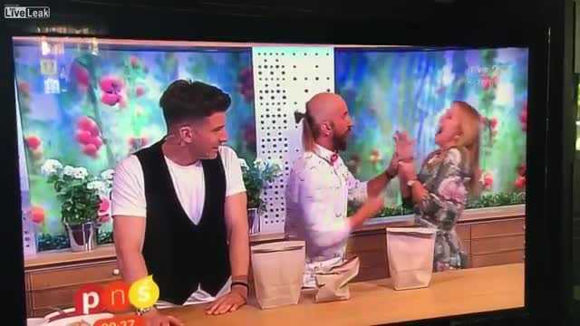 Ảo thuật thất bại trên sóng truyền hình, nữ MC bị đinh 'khủng' đâm xuyên tay