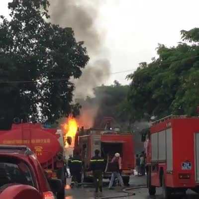 Cháy dữ dội gần cây xăng chợ Đền Lừ, cột khói đen bao trùm bầu trời