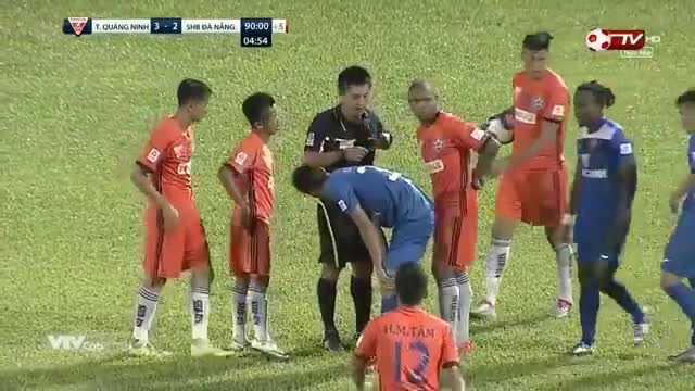 Pha vào bóng triệt hạ rợn người của cầu thủ Than Quảng Ninh