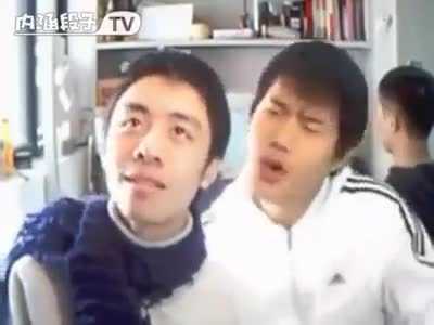 Hai 'thánh hát nhép' khiến cư dân mạng cười điên đảo