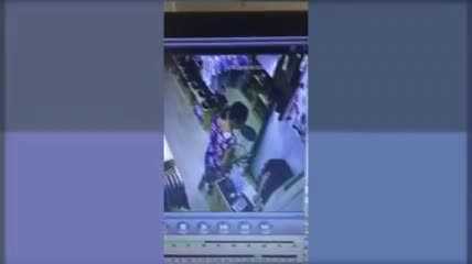 Cô gái nghi bị 'thôi miên' liên tục đưa tiền cho người lạ