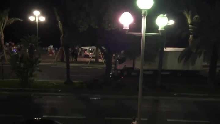 Khoảnh khắc người đi môtô dũng cảm tung mình bám vào xe tải khủng bố ở Pháp