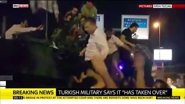 Đảo chính ở Thổ Nhĩ Kỳ: Dân trèo lên xe tăng, lăng mạ chỉ huy