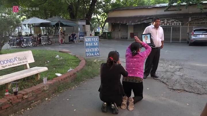 Thảm sát ở Bình Phước: Mẹ Vũ Văn Tiến vái lạy gia đình nạn nhân