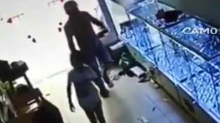 Bé gái mất laptop khi... lễ phép mời tên trộm vào nhà