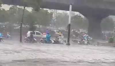 Hà Nội 'oằn mình' trong mưa lớn, gió giật khủng khiếp