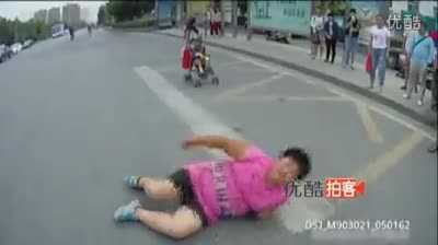 Bỏ mặc con nhỏ giữa đường, mẹ nằm lăn trước đầu ôtô ăn vạ