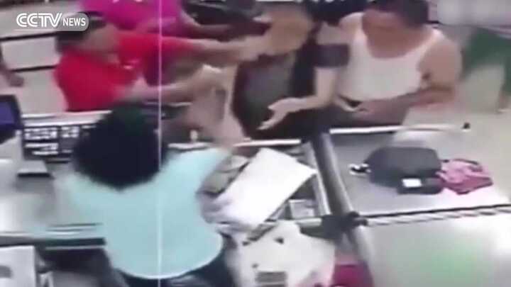 Bị khách hàng tát liên tiếp vào mặt, nhân viên thu ngân uất ức tự tử