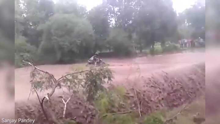 Thót tim xem lũ cuốn phăng người đi môtô