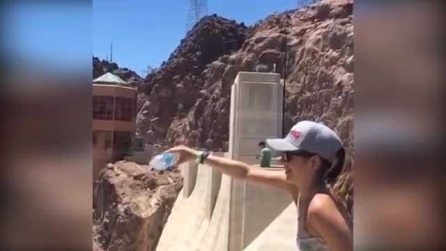 Kinh ngạc cảnh rót nước chảy ngược lên trời mà không dùng tiểu xảo