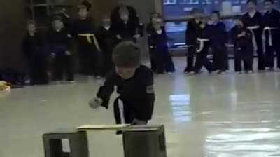 Nể phục phản ứng của bé trai sau khi dùng tay không đập vỡ tấm ván