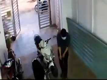 Chủ nhà quên đóng cửa, trộm cuỗm xe máy trong nháy mắt