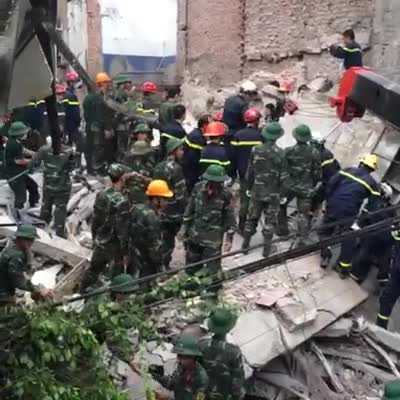 Cứu nạn người mắc kẹt trong căn nhà 4 tầng đổ sập ở Hà Nội