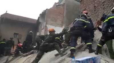 Tin mới nhất vụ sập nhà 4 tầng ở Hà Nội: Nạn nhân cuối cùng được đưa ra ngoài