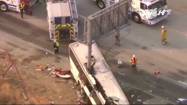 Cột biển báo xẻ đôi xe buýt, 5 người chết thảm